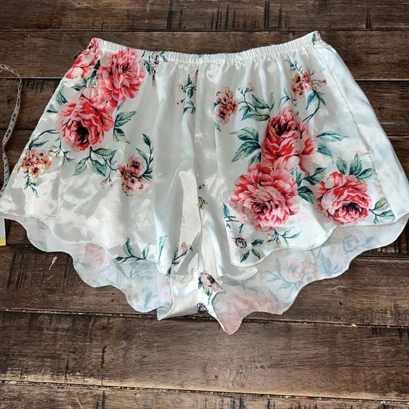 White Silky Sexy Floral Pajamas (Top & Bottom) Size Large - Picture 10 of 13
